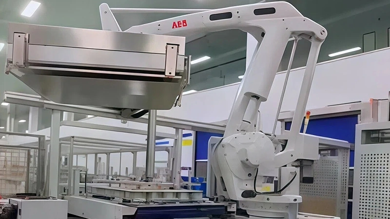 Автоматический роботизированный паллетайзер для банок под краску